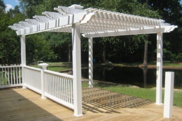 white vinyl railing and white vinyl pergola over a deck area