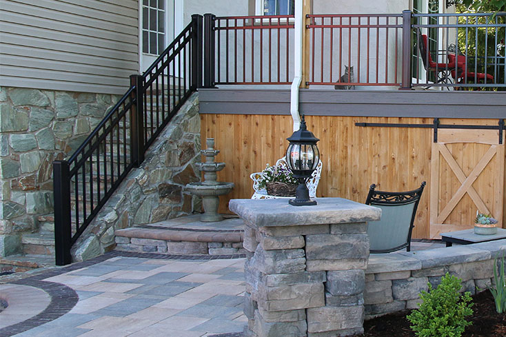 outdoor living space with fountain