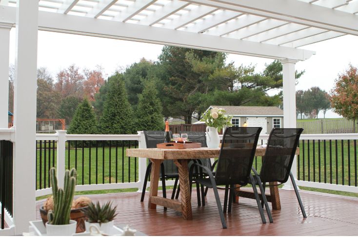 Pergola Designed for Outdoor Dining Room on Deck